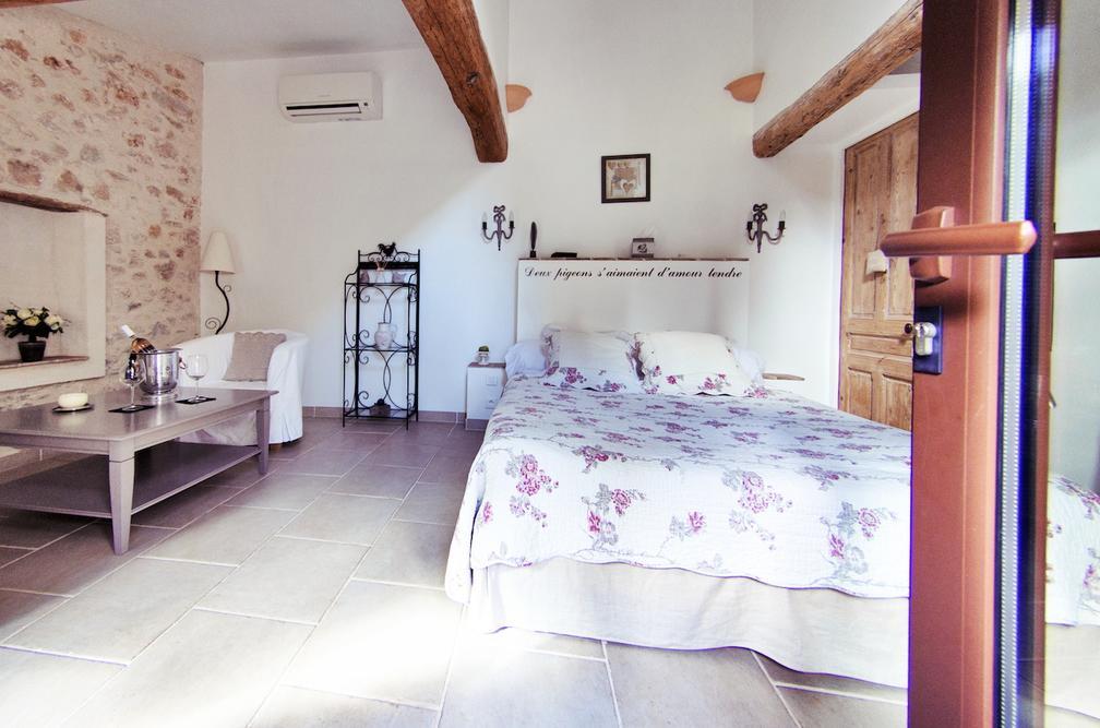 L'Abri Du Poete Bed & Breakfast Besse-sur-Issole Oda fotoğraf