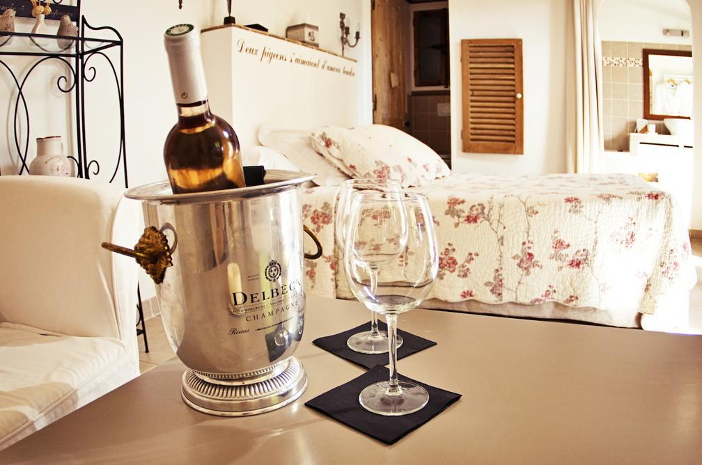 L'Abri Du Poete Bed & Breakfast Besse-sur-Issole Oda fotoğraf